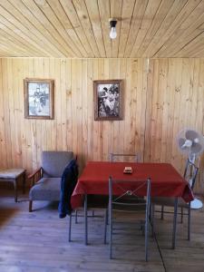 莫利納的住宿－Cabañas El Toro - Radal Siete Tazas，一间用餐室,配有红色的桌子和椅子
