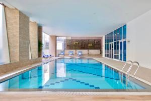 Bazén v ubytování The Sphere Serviced Residences Managed by HII nebo v jeho okolí