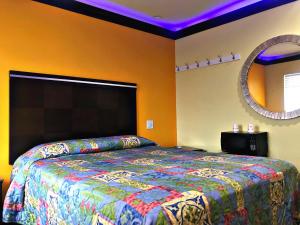 ein Schlafzimmer mit einem Bett und einem großen Spiegel in der Unterkunft Central Inn Motel in Los Angeles