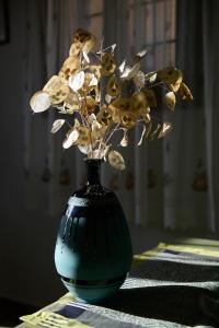 un jarrón negro con flores en una mesa en Apartamentos Bellavista, en Alquézar