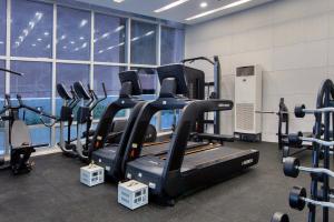 Fitness centrum a/nebo fitness zařízení v ubytování The Sphere Serviced Residences Managed by HII