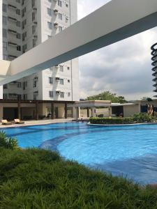 une grande piscine devant un immeuble dans l'établissement Cozy 922 at Tower One, à Cebu