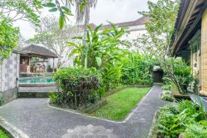 Sari Bamboo Bungalows في أوبود: ساحة منزل مع مسبح