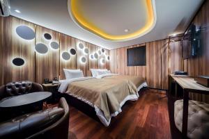 una camera con letto, divano e sedie di THE GRAY HOTEL a Seul