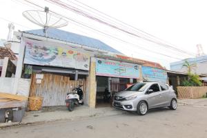 スマランにあるArjuna Hostelの建物前に停車する小型銀車