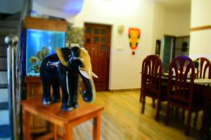 een beeldje van een olifant op een tafel in een kamer bij Peter's Inn in Cochin