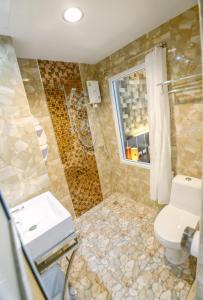 Koupelna v ubytování โรงแรมลลิตา บูติค
