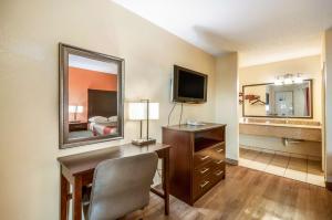 Habitación de hotel con escritorio y espejo en Motel 6-Washington, DC - Convention Center en Washington