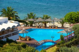 Výhľad na bazén v ubytovaní Kamari Beach Hotel alebo v jeho blízkosti