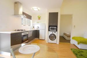 Η κουζίνα ή μικρή κουζίνα στο Skyline- Best Executive Bendigo CBD Accommodation 2020-21