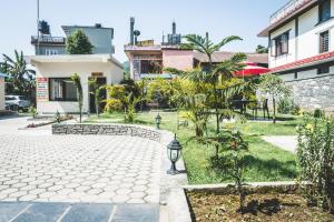 Jardín al aire libre en Hotel K2 Pokhara
