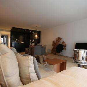 sala de estar con sofá y mesa en LLL Luxury Apartment Knokke, en Knokke-Heist