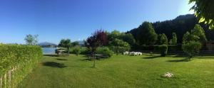 a park with tables and chairs in the grass at Ferienhaus Rafaela mit Privatstrand in Ledenitzen