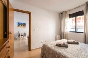 een slaapkamer met een bed met 2 kussens erop bij Cosy Friendly Centre Alicante in Alicante