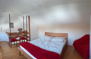 a bedroom with a bed and a desk with a chair at Arthouse Apartment in Bad Vilbel