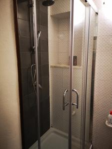 La salle de bains est pourvue d'une douche avec une porte en verre. dans l'établissement I Tre Abeti - Holiday House, à Vezzano Ligure