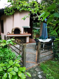 un patio con mesa y chimenea en I Tre Abeti - Holiday House, en Vezzano Ligure