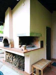 un four extérieur avec une table et un banc dans l'établissement I Tre Abeti - Holiday House, à Vezzano Ligure