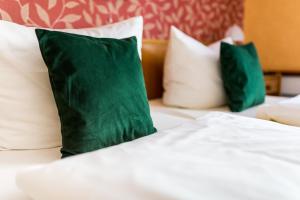 Postel nebo postele na pokoji v ubytování Hotel Löwen-Weinstube