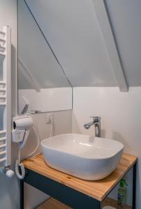 カズベギにあるKazbegi Viewのバスルーム(白い洗面台、木製カウンター付)