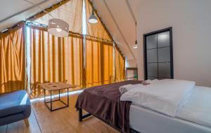 ein Schlafzimmer mit einem Bett und einem großen Fenster in der Unterkunft Kazbegi View in Kazbegi