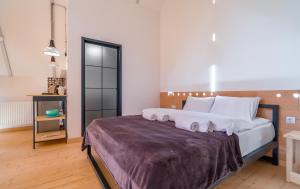 A bed or beds in a room at Kazbegi View