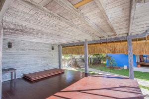 un patio vide avec un matelas sur un sol en parquet dans l'établissement Secret Point Huts, à Nusa Lembongan