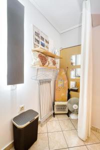 Una habitación con una cama y un baño. en Athens metro apartment, en Atenas
