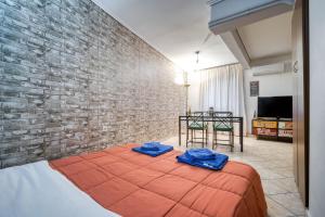 Schlafzimmer mit Ziegelwand und Bett in der Unterkunft Athens metro apartment in Athen