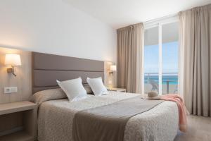 Postel nebo postele na pokoji v ubytování Hotel Palia Sa Coma Playa + 37 fotografií