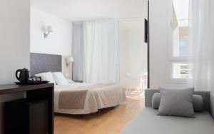 Postel nebo postele na pokoji v ubytování Hotel Palia Sa Coma Playa
