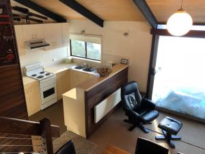 een kleine keuken met een spoelbak en een fornuis bij Katmandu 1 in Falls Creek