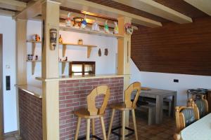 een keuken met 2 stoelen en een tafel in een kamer bij Fewo Schmider in Rust