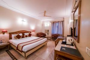 Postel nebo postele na pokoji v ubytování LMB Hotel City Centre, Jaipur