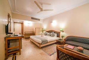 Postel nebo postele na pokoji v ubytování LMB Hotel City Centre, Jaipur