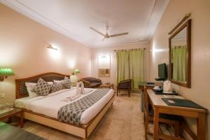 Postel nebo postele na pokoji v ubytování LMB Hotel City Centre, Jaipur