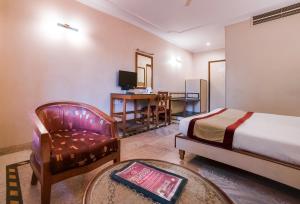 TV a/nebo společenská místnost v ubytování LMB Hotel City Centre, Jaipur