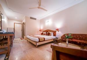 Postel nebo postele na pokoji v ubytování LMB Hotel City Centre, Jaipur