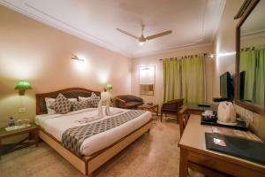 Postel nebo postele na pokoji v ubytování LMB Hotel City Centre, Jaipur