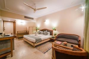 Postel nebo postele na pokoji v ubytování LMB Hotel City Centre, Jaipur