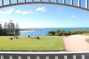 uma vista para a praia através de uma janela em YHA Port Elliot Beach House em Port Elliot