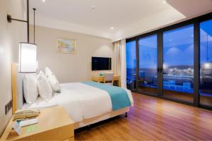 Кровать или кровати в номере Sanya Dadonghai Seaview Hotel