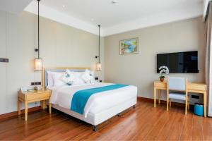 Кровать или кровати в номере Sanya Dadonghai Seaview Hotel