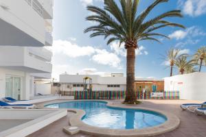 Bazén v ubytování Hotel Palia Sa Coma Playa nebo v jeho okolí