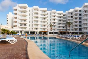 Bazén v ubytování Hotel Palia Sa Coma Playa nebo v jeho okolí