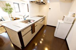 東京にあるKanbe Building 301のシンクと冷蔵庫付きのキッチン +51枚の写真