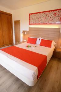 Cama o camas de una habitación en Cala Llenya Resort Ibiza