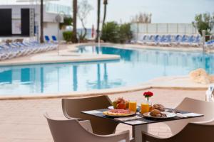 Hotel Palia Sa Coma Playa tesisinde veya buraya yakın yüzme havuzu