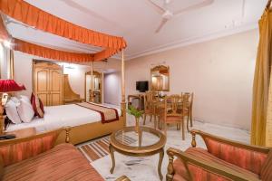 Postel nebo postele na pokoji v ubytování LMB Hotel City Centre, Jaipur