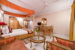 Tempat tidur dalam kamar di LMB Hotel City Centre, Jaipur